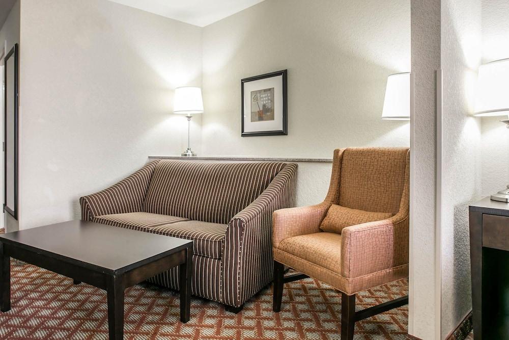 Comfort Suites Columbia Northeast - Fort Jackson Exterior foto