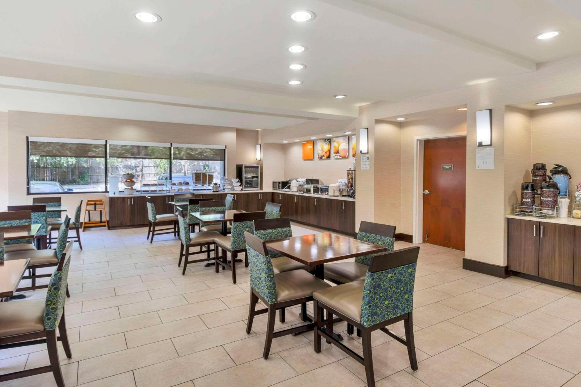 Comfort Suites Columbia Northeast - Fort Jackson Exterior foto