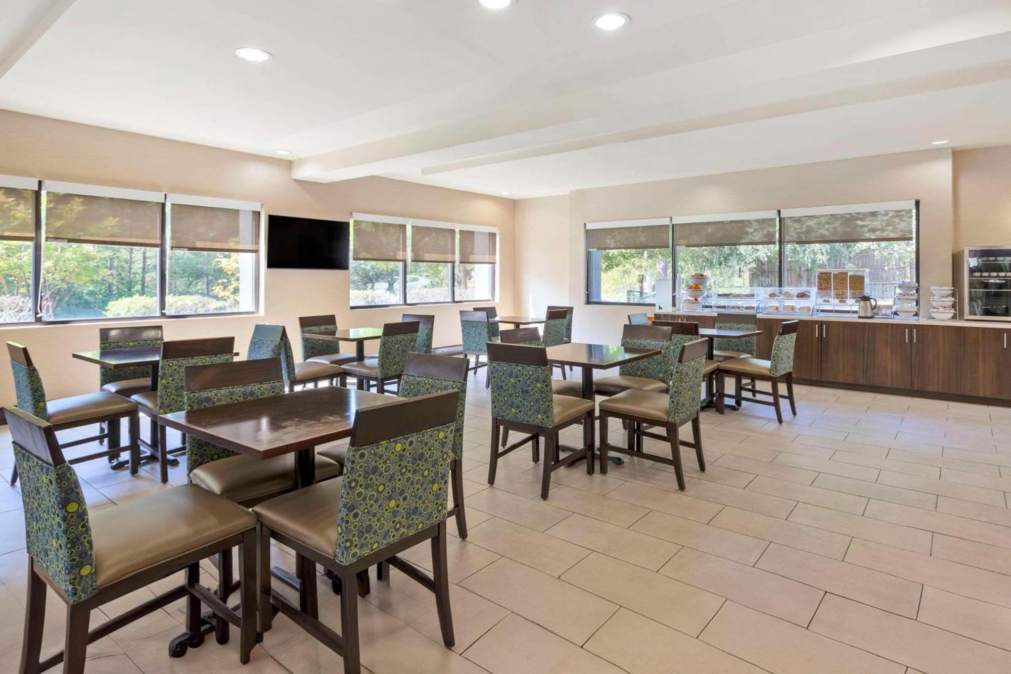 Comfort Suites Columbia Northeast - Fort Jackson Exterior foto